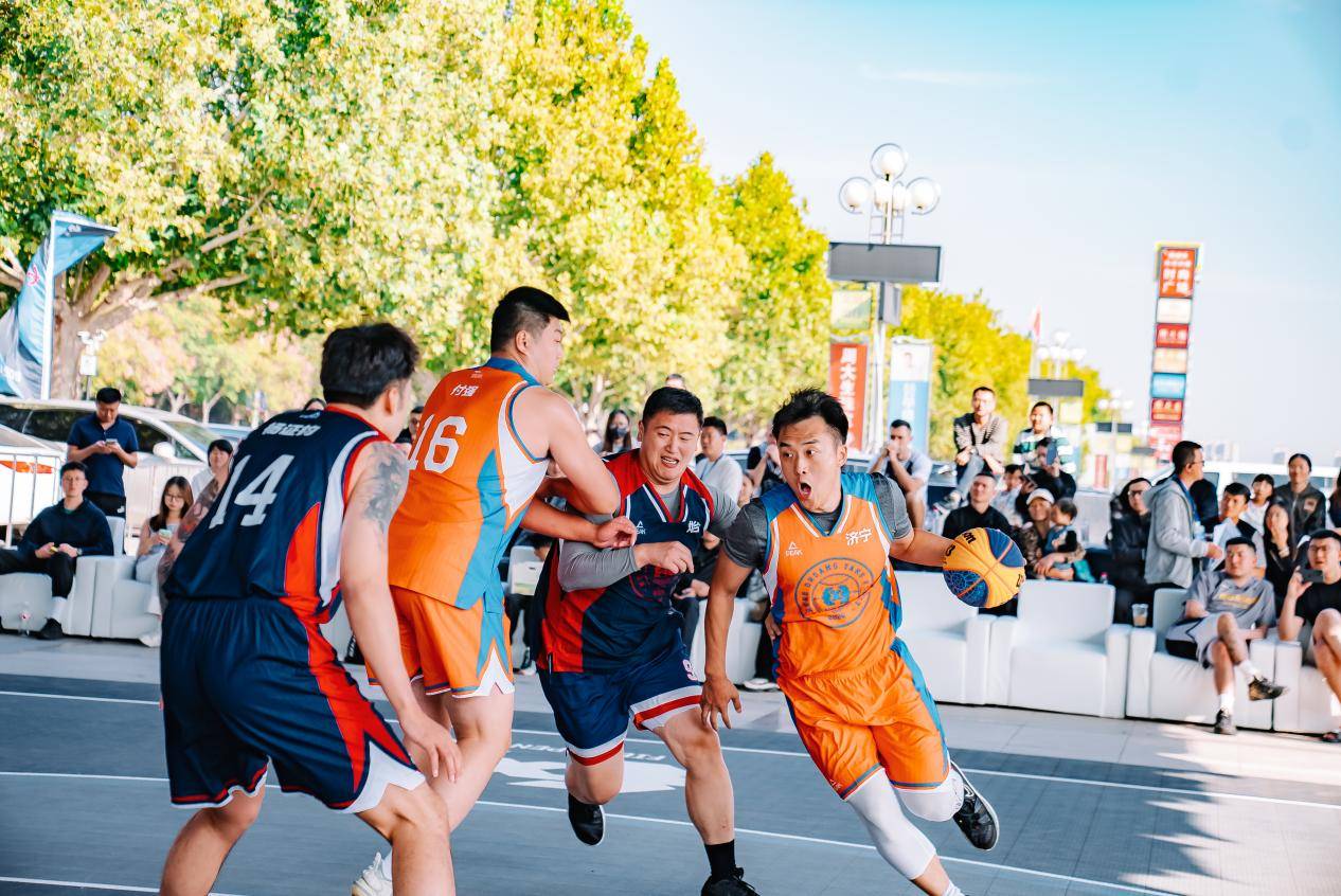 职业篮球联赛在场上火爆争夺,球员斗志昂扬的简单介绍 职业篮球联赛在场上火爆争夺,球员斗志昂扬的简单介绍