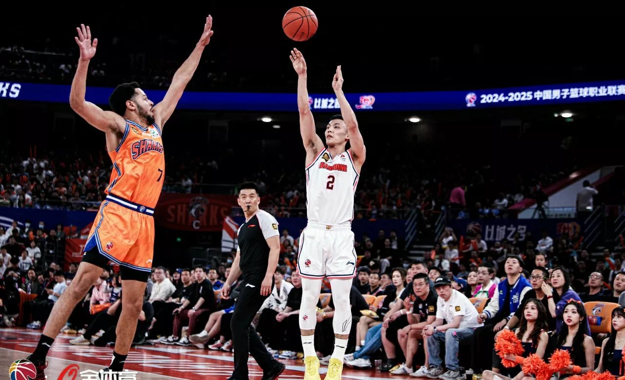 球风惊艳！场上双方球员精准出击的简单介绍