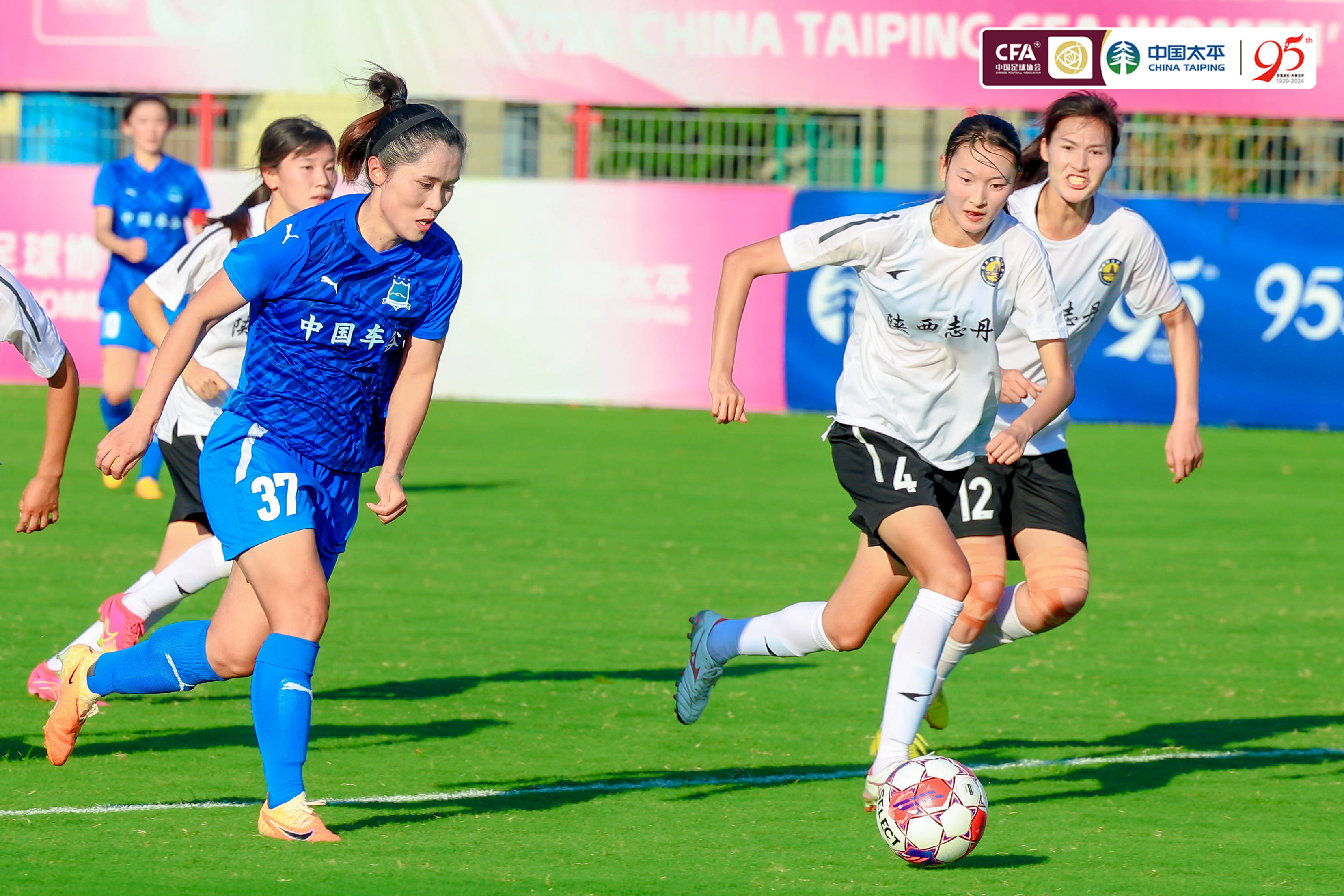 参加女足联赛的球员们尽显水平,斩获好成绩的简单介绍 参加女足联赛的球员们尽显水平,斩获好成绩的简单介绍