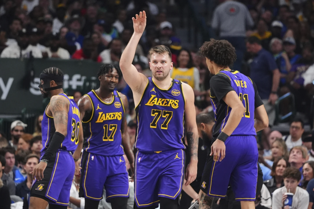 太阳客场双杀独行侠,锁定季后赛席位 太阳客场双杀独行侠,锁定季后赛席位