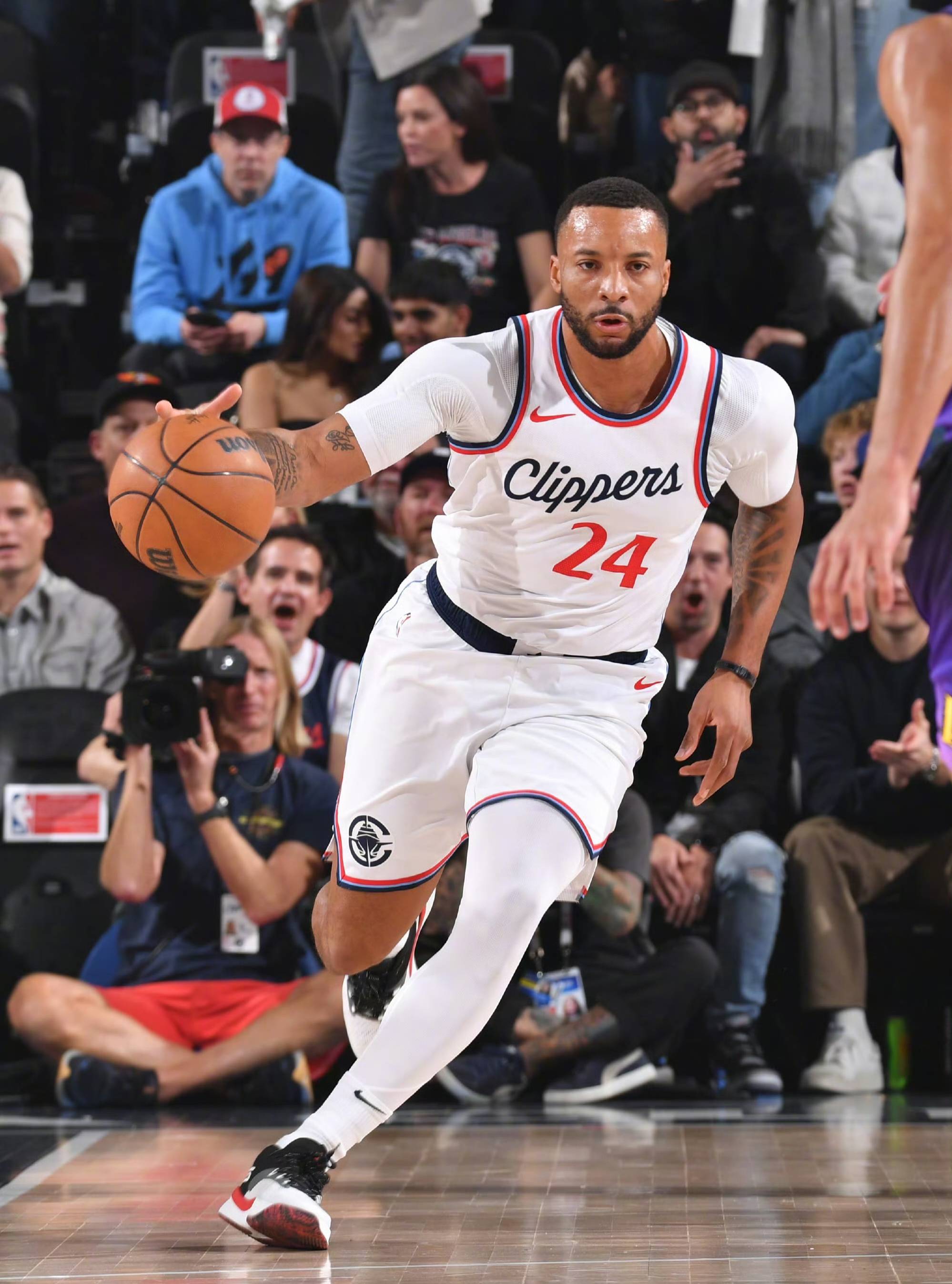 快船主场击败雷霆,实力稳固 快船主场击败雷霆,实力稳固