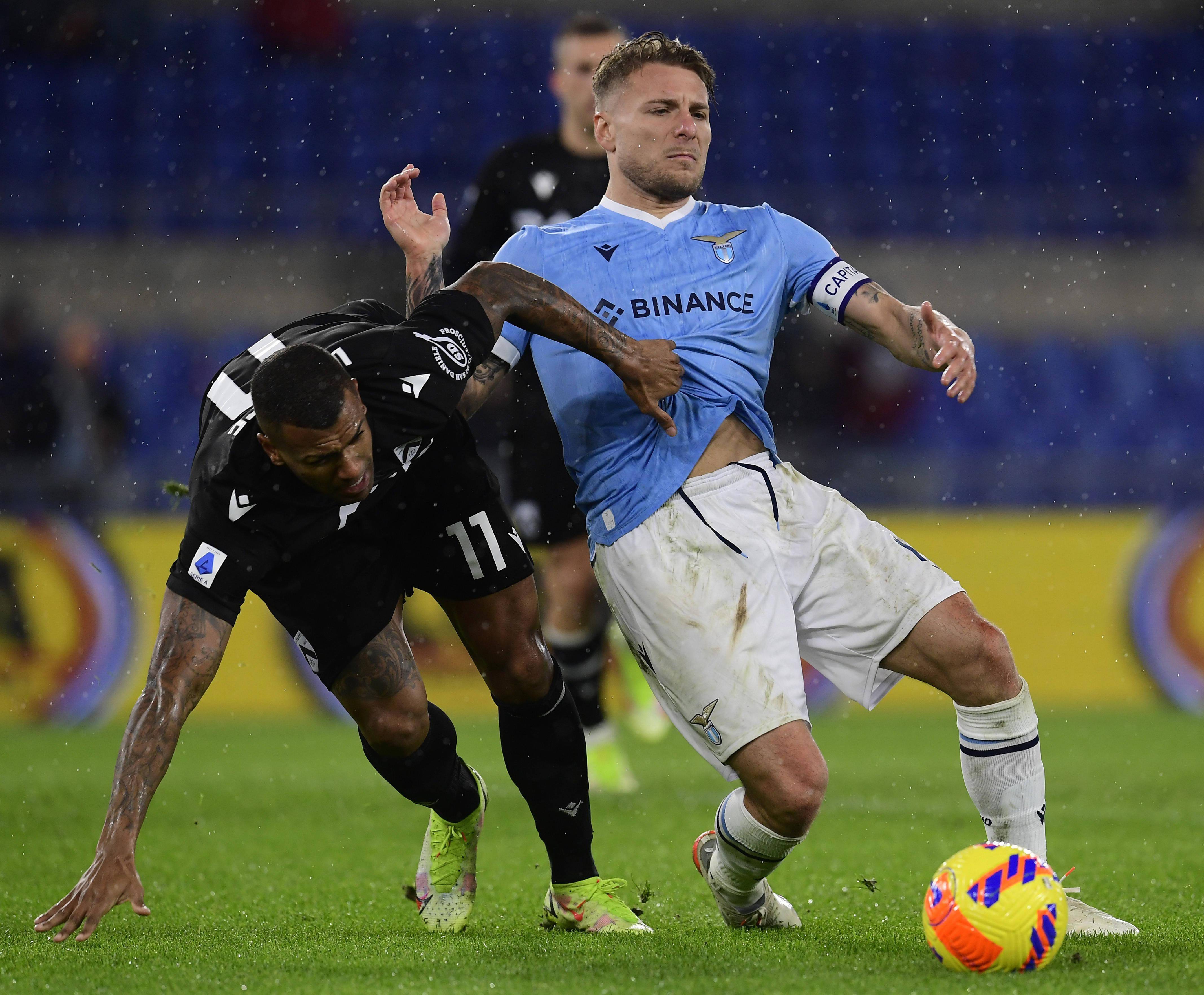 意大利联赛中球队的紧张对抗 意大利联赛中球队的紧张对抗