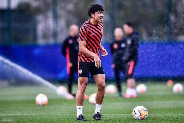 某队主力球员受伤离场，球队迎来挑战